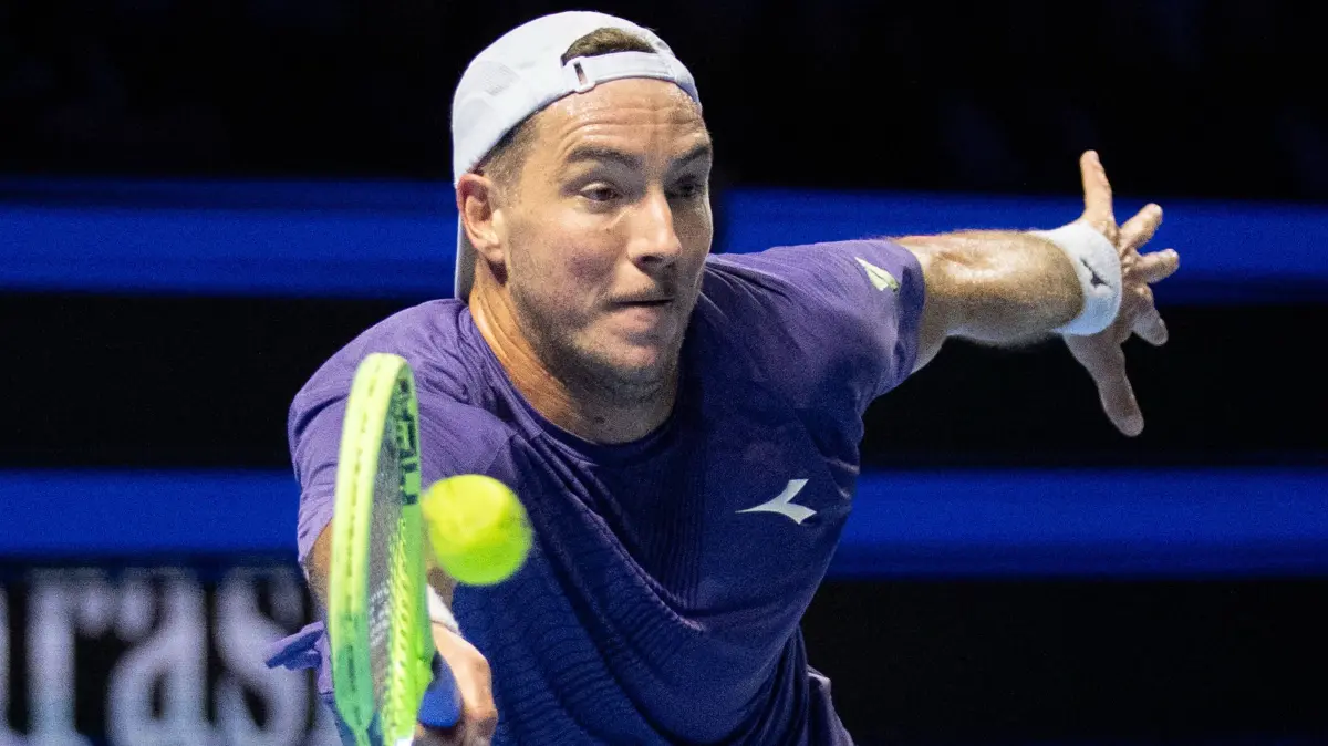 Swiss Indoors Basel 2026 - Day 6: BASEL, SWITZERLAND - OCTOBER 29: Jan-Lennard Struff of Germany stretches to play the forehand against Novak Djokovic of Serbia during the Swiss Indoors Basel Day 6 at St. Jakobshalle on October 29, 2026 in Basel, Switzerland. *** BASEL, SWITZERLAND, OCTOBER 29: Jan Lennard Struff of Germany stretches to hit a forehand against Novak Djokovic of Serbia during Day 6 of the Swiss Indoors Basel at St. Jakobshalle on October 29, 2026, in Basel, Switzerland Copyright: xJustPictures.ch/PascalxvonxBürenx jp-en-EuSpIm-Pavo_Fotografie-06530