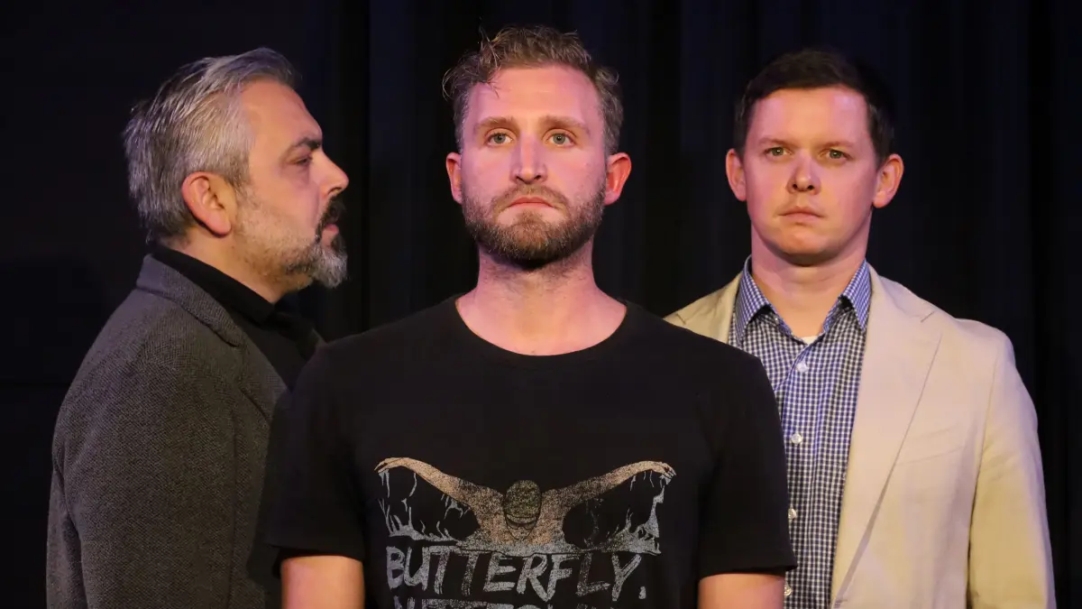Ercan Özmen, Steffen Schumm und Leslie Ade (von links) sind in der tiefgründigen Komödie „Kunst“ im Theater am Trum zu sehen. Foto: Birgit Heinig