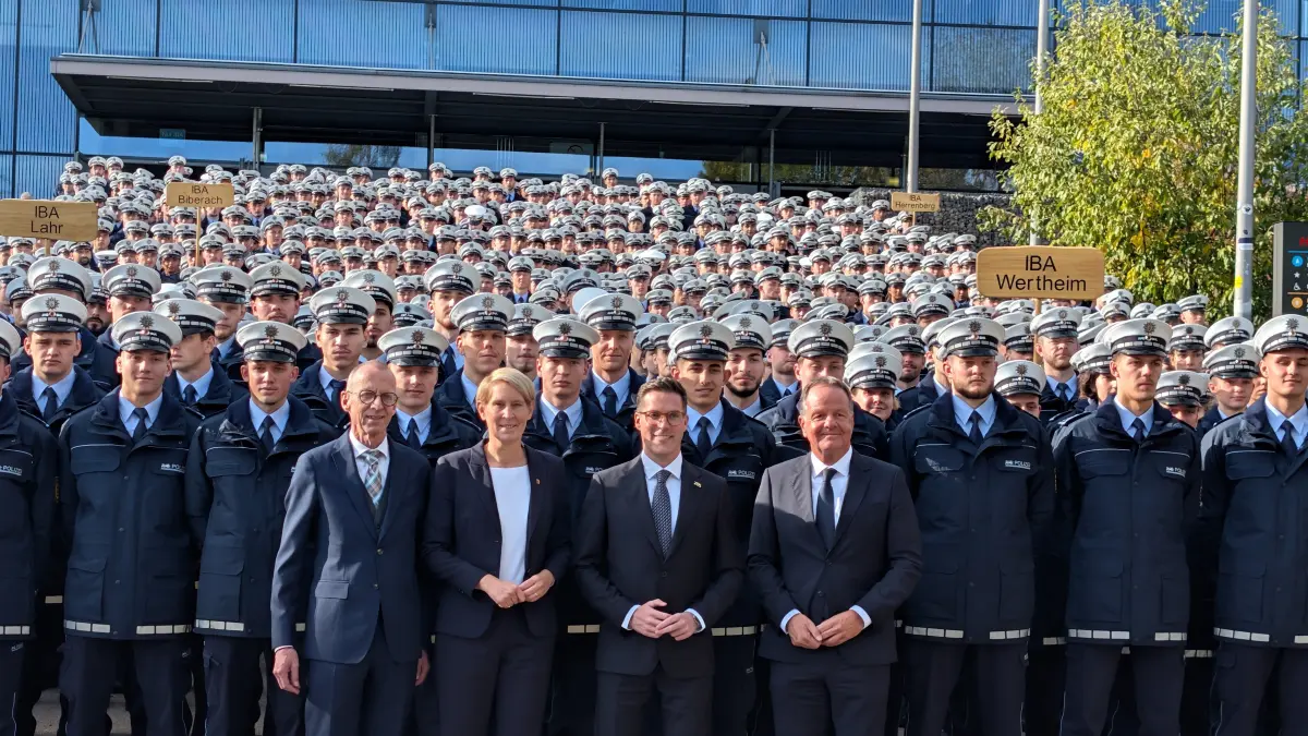 Bevor die 1105 Polizeianwärter zu ihrer Vereidigung in die Helios Arena gingen, kamen sie noch zum gemeinsamen Foto mit Staatssekretär Reiner Moser (von links), Landespolizeipräsidentin Stefanie Hinz, Innenminister Manuel Hagel und Hochschulpräsident Matthias Zeiser zusammen.