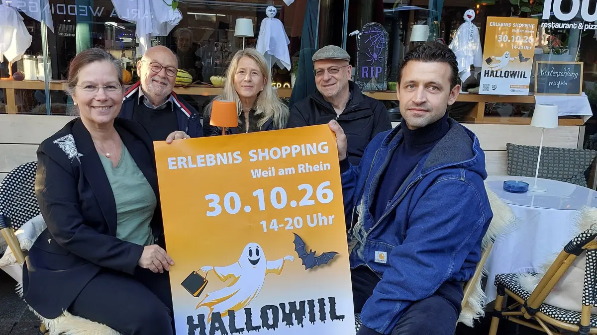 Über den ersten Platz beim „Hallowiil“-Schaufensterwettbewerb durfte sich KastriotTolaj vom Café Loti freuen (von links): Oberbürgermeisterin Diana Stöcker,Klaus Michael Effert, Daniela Heim, UweJäkel und Kastriot Tolaj.