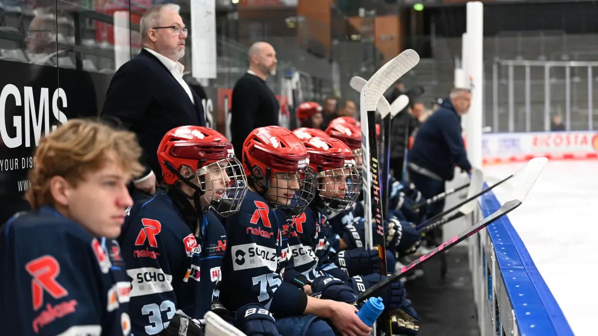beim Spiel U20 Wild Wings Future (blau) gegen EV Fuessen (weiß) am 16.12.2023 in Schwenningen