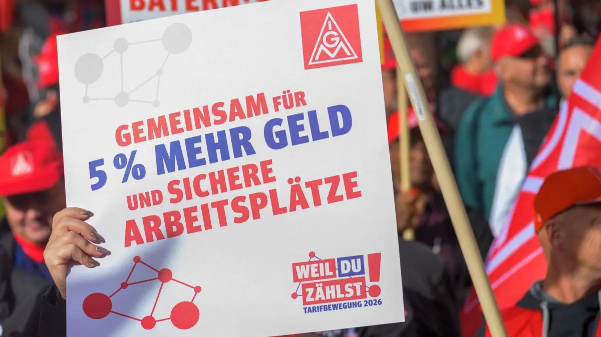 Kundgebung der IG Metall: Teilnehmer einer Kundgebung der IG Metall gehen mit Fahnen und Banner durch München. (zu dpa: «Metall Bayern startet Warnstreiks am Sonntag»)