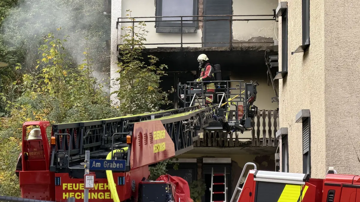 Qualm dringt aus dem Gebäude an der Runkellenstraße, während die Feuerwehr die Flammen des Zimmerbrands bekämpft (Foto vom 23. Oktober 2026, 11.58 Uhr)