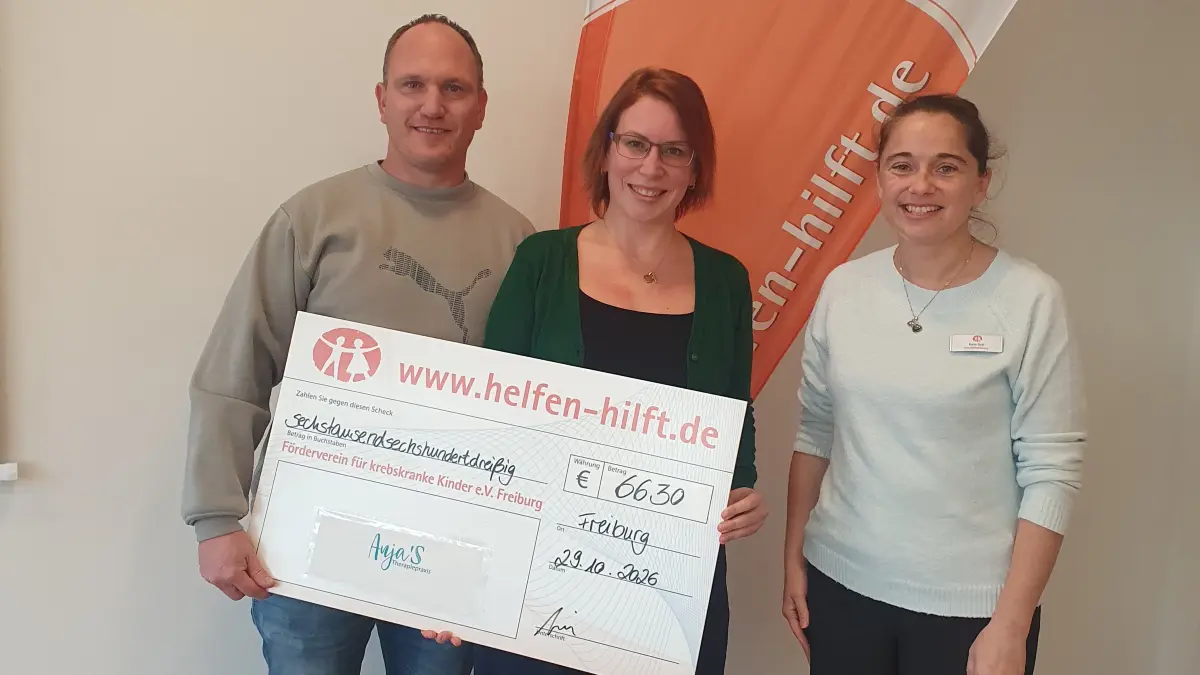Bei der Spendenübergabe in Freiburg (von rechts): Karin Gehl, Anja Dietz und Gregor Brombacher