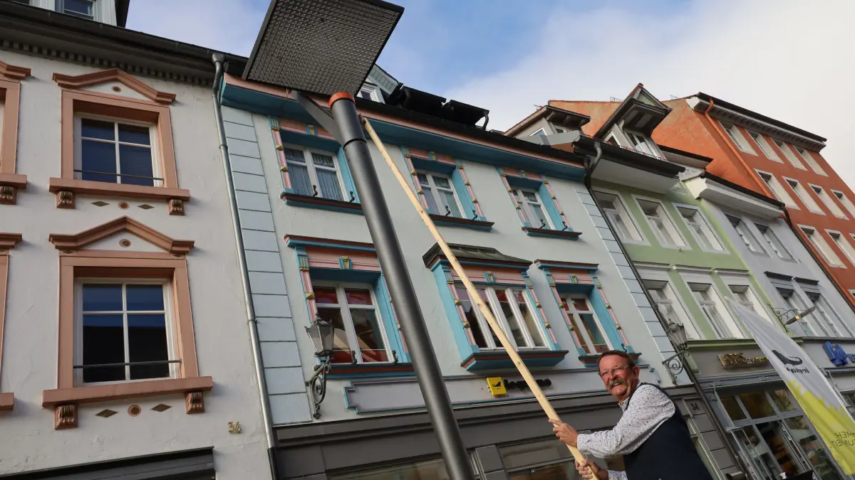 Rainer Böck steckt mitten in den Vorbereitungen auf „Villingen im Licht“ am 6. November. Mit „Verlängerung“ deckt er dazu die Straßenlaternen bunt ab.
