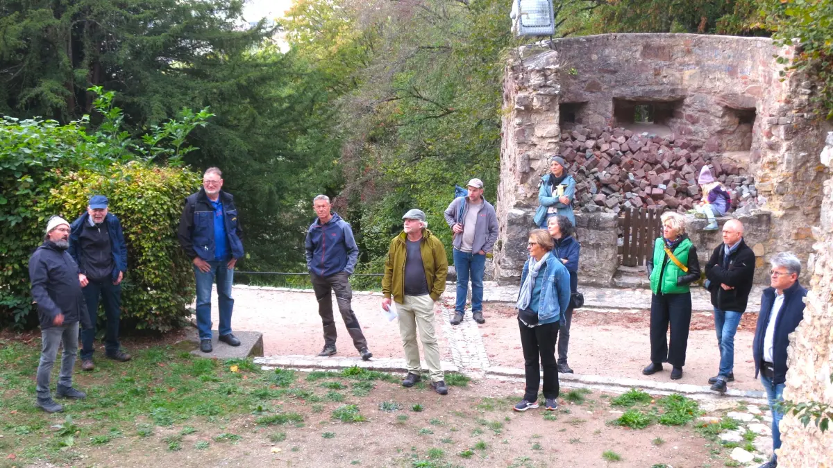 Es ging auf eine Tour entlang eines Lörracher Wahrzeichens. Hier erklärt Frank Hofmann die Meeressande der Burg Rötteln.