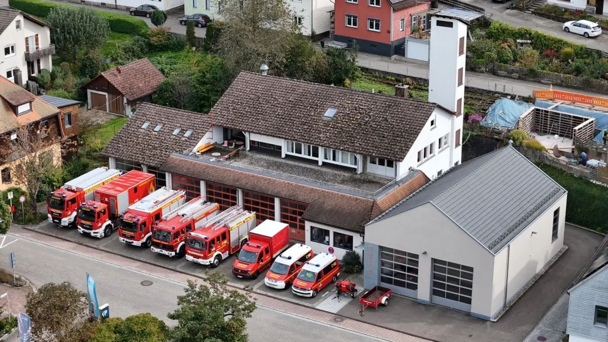Die Feuerwehr zeigt bei einer Schauübung ihr Können.