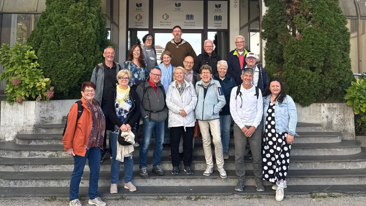 Vor der Universität von Nikšić stellten sich die Reiseteilnehmer zum Gruppenfoto auf.