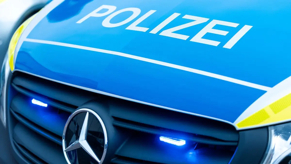 Polizei: ARCHIV - 20.09.2026, Saarland, Kirkel: Die Motorhaube eines Streifenwagens der saarländischen Polizei ist mit eingeschalteten Frontblitzern zu sehen. (zu dpa: «Zwei Autos und Lkw kollidieren auf B412 - Straße gesperrt») Foto: Laszlo Pinter/dpa +++ dpa-Bildfunk +++