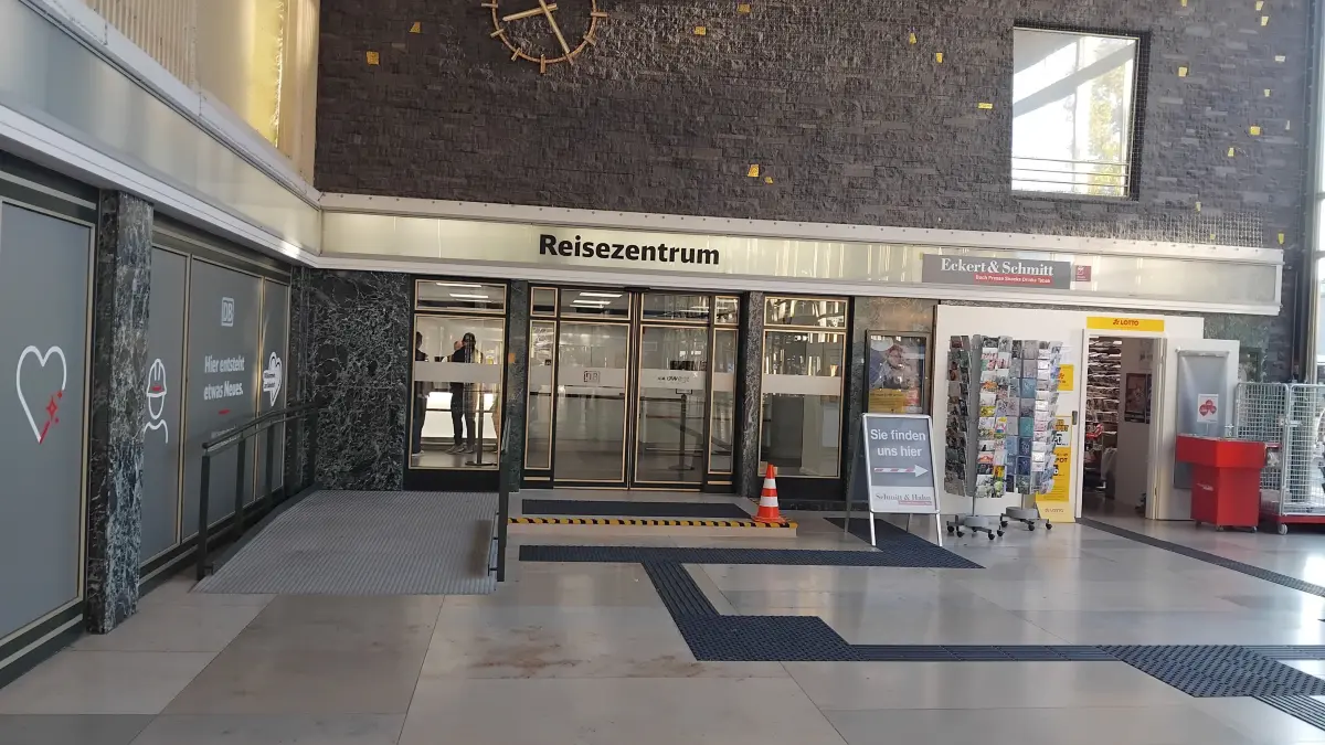 Der Pforzheimer Hauptbahnhof wird renoviert. Das DB-Reisezentrum ist bereits in seine neuen Räume gezogen.