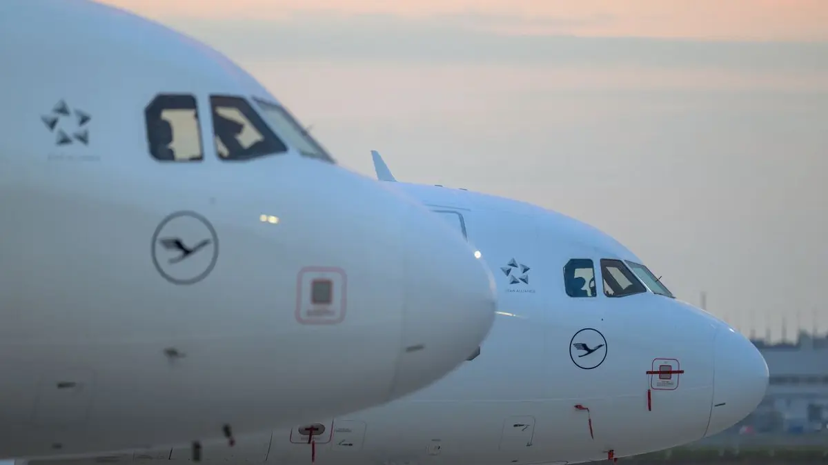 Die Lufthansa in Frankfurt bestätigt, dass ein Flugbegleiter während eines Zwischenstopps in Bengaluru (ehemals Bangalore) bei einem Unfall am Freitag ums Leben gekommen sei (Symbolbild Lufthansa).