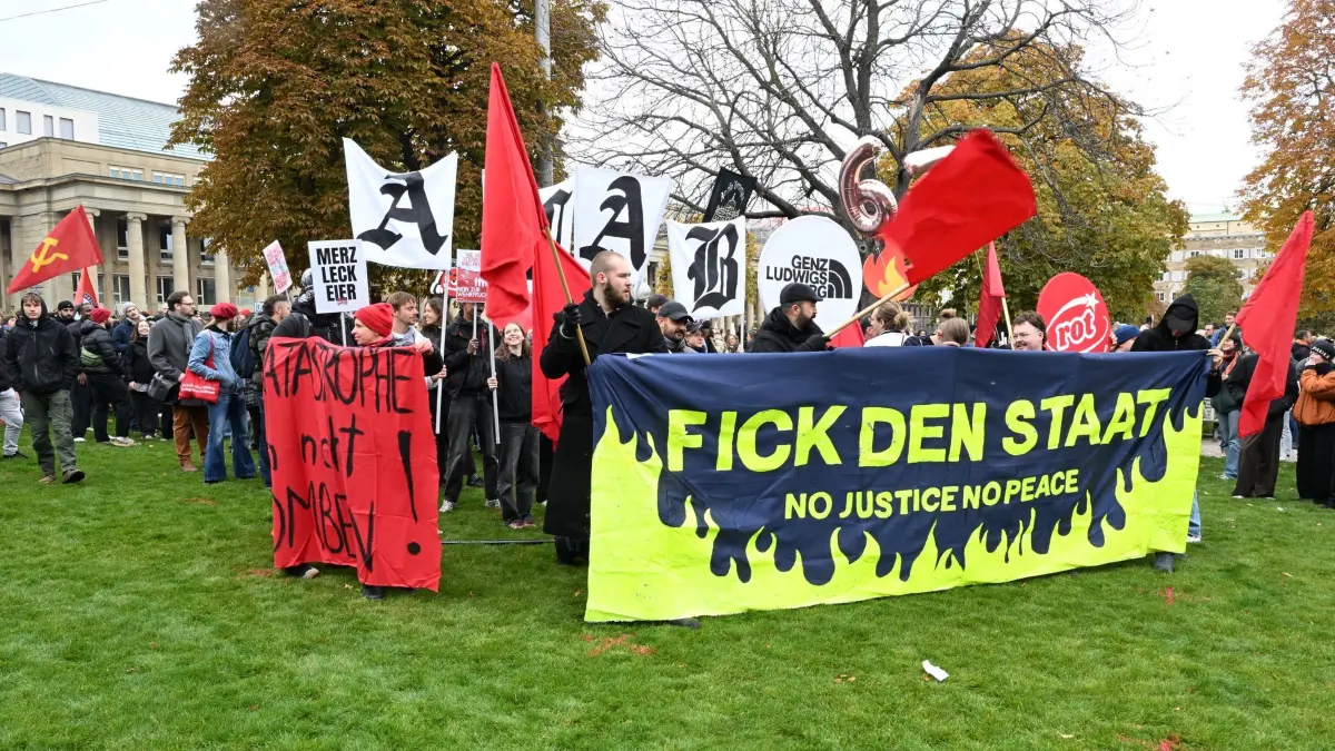 Demonstrationen „Gen Z regelt“ - Stuttgart: 31.10.2026, Baden-Württemberg, Stuttgart: Teilnehmerinnen und Teilnehmer demonstrieren unter dem Motto "Gen Z regelt". Die Initiative „Gen Z regelt“ hatte für den 31. Oktober zu Protesten in rund 30 Städten aufgerufen. Sie setzt sich unter anderem für mehr Klimaschutz, Maßnahmen gegen steigende Lebenshaltungskosten und gegen eine Wehrpflicht ein. Foto: Bernd Weißbrod/dpa +++ dpa-Bildfunk +++