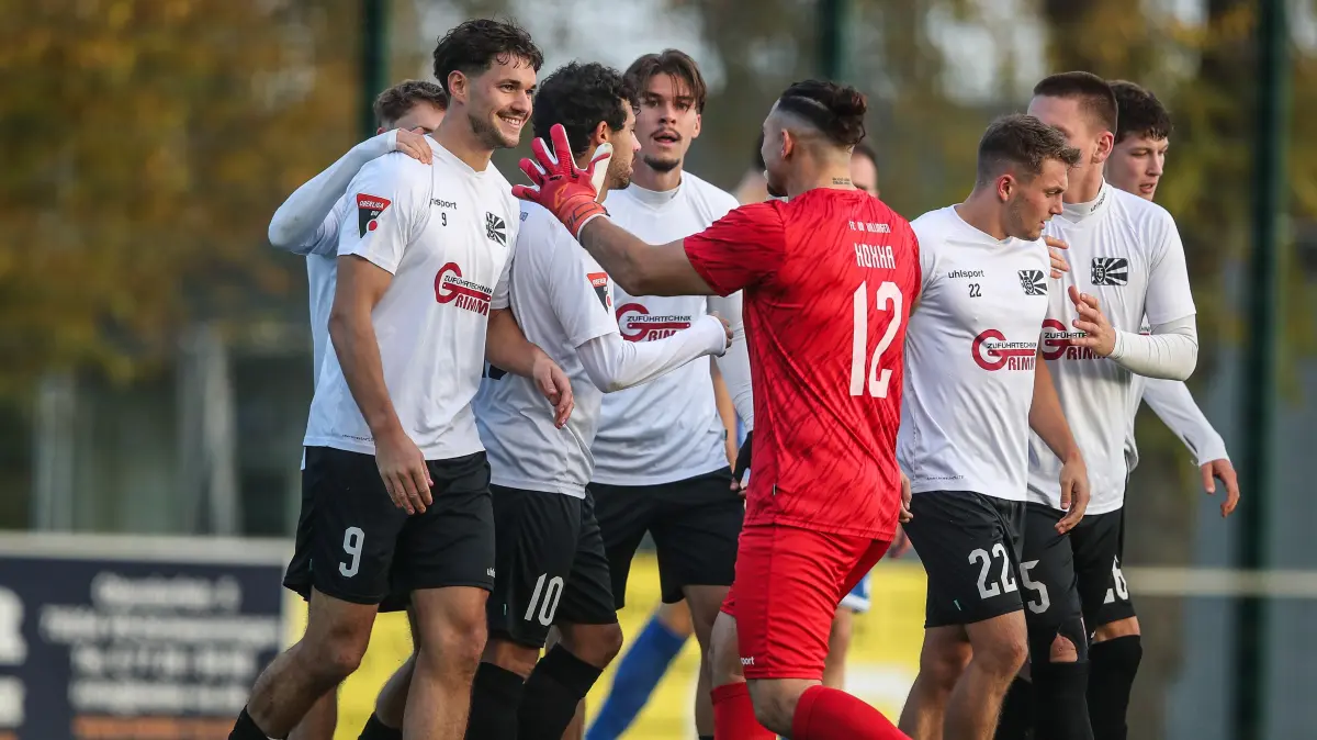 Die Nullachter bejubeln den 1:1-Ausgleich von Dominik Emminger (links).