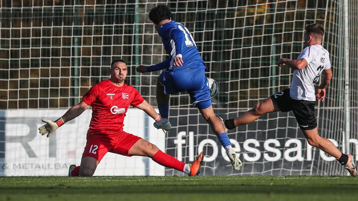 Eymen Laghrissi lässt Torwart Andrea Hoxha keine Chance. Der KSC führt mit 1:0.