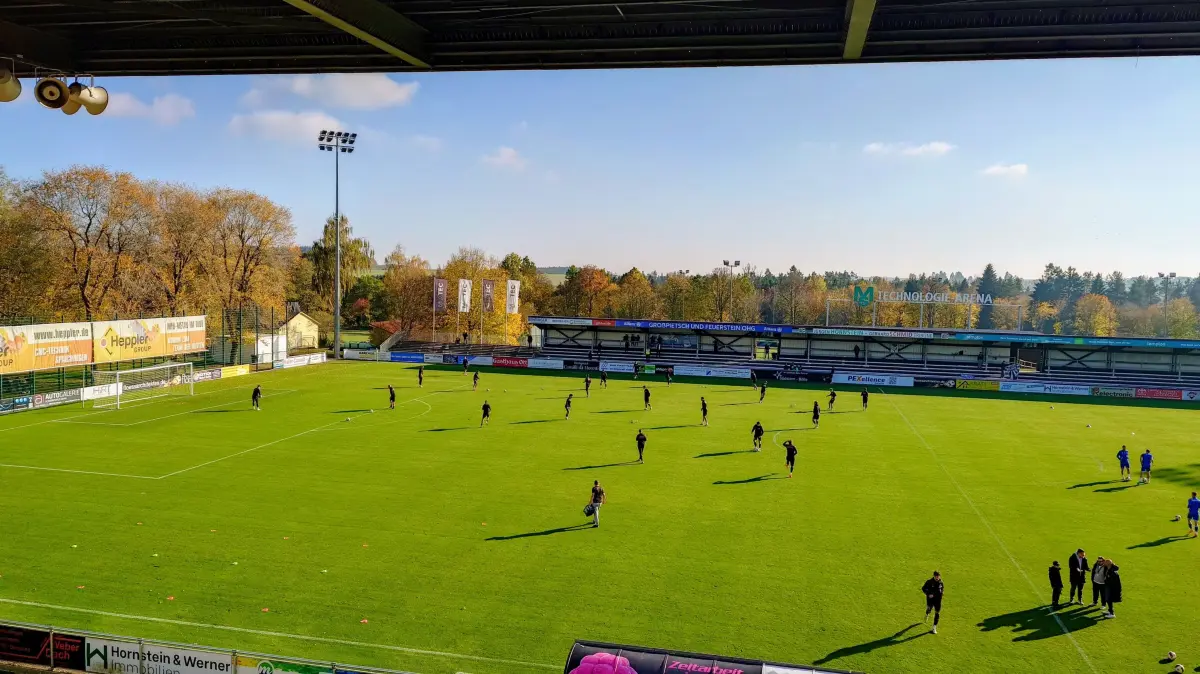 Die Nullachter wärmen sich für das Spiel gegen den KSC II auf.