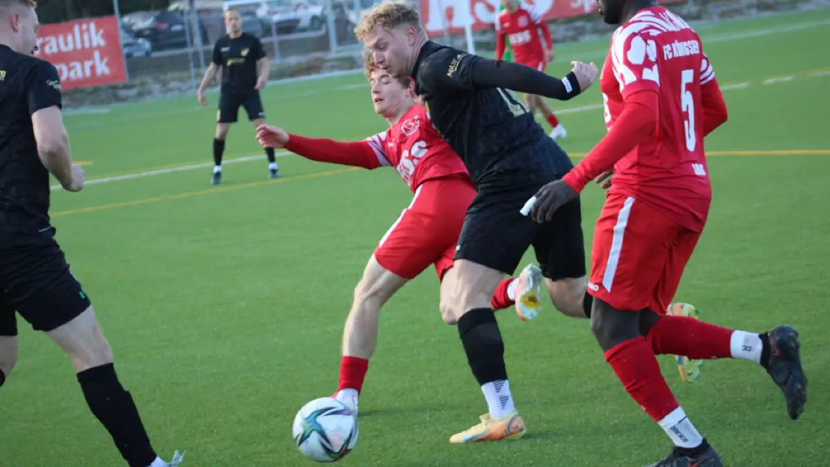 Theodor Blankenburg (rotes Trikot Mitte, gegen Lars Rohrer) und Alieu Sarr (rechts) setzten sich im Derby mit Königsfeld gegen Pfaffenweiler klar durch.