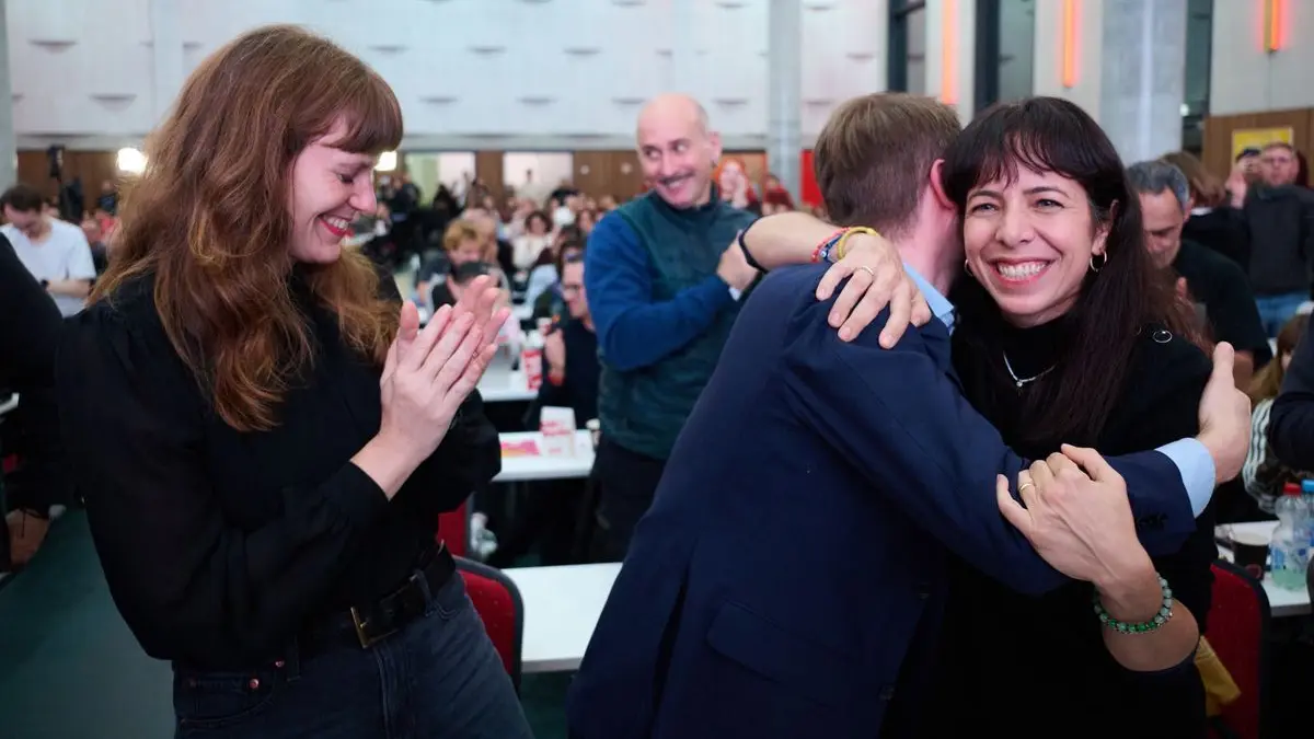 Kerstin Wolter (v. li. n. re.) Vorsitzende der Partei Die Linke in Berlin, Maximilian Schirmer, Vorsitzender der Partei Die Linke in Berlin, und Elif Eralp, stellvertretende Vorsitzende der Partei Die Linke in Berlin, freuen sich während des Landesparteitags der Partei Die Linke Berlin nach der Zustimmung zu Koalitionsverhandlungen. Sechs Wochen nach der Wahl zum Berliner Abgeordnetenhaus entscheidet die Berliner Linke über den Start von Koalitionsverhandlungen mit Grünen und SPD.