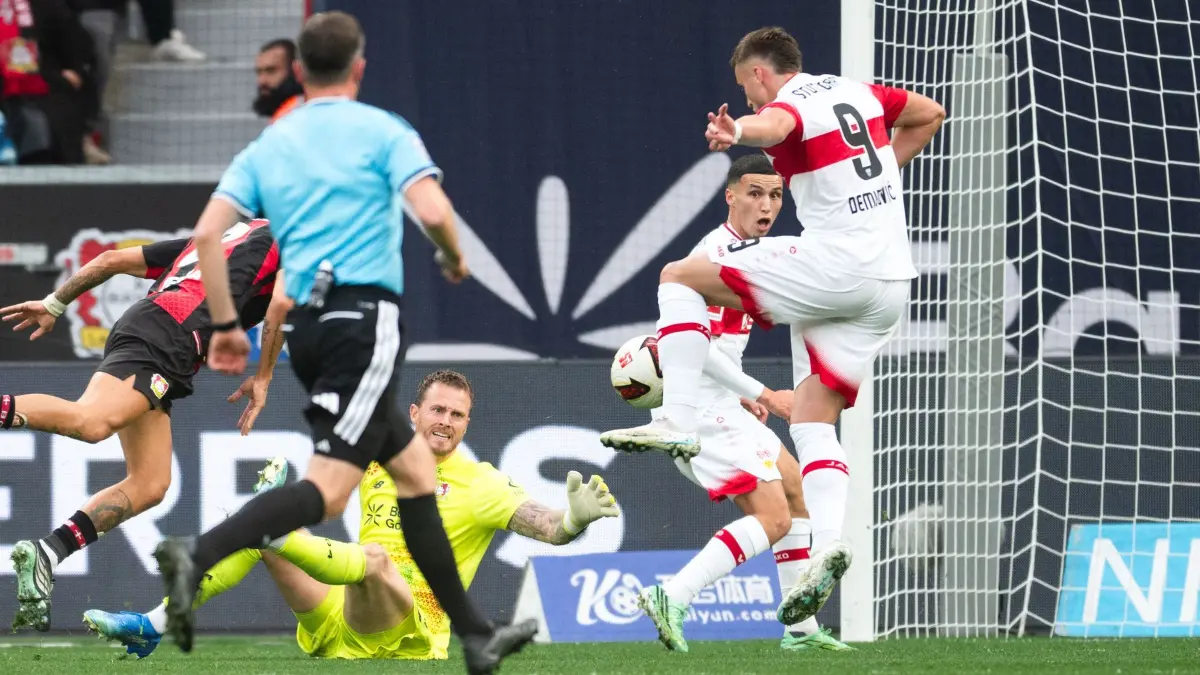 Bayer Leverkusen - VfB Stuttgart: 31.10.2026, Nordrhein-Westfalen, Leverkusen: Fußball, Männer: Bundesliga, Bayer Leverkusen - VfB Stuttgart, 8. Spieltag, BayArena. Ermedin Demirović (r, VfB Stuttgart) trifft zur 1:0 Führung. Foto: Marius Becker/dpa +++ dpa-Bildfunk +++