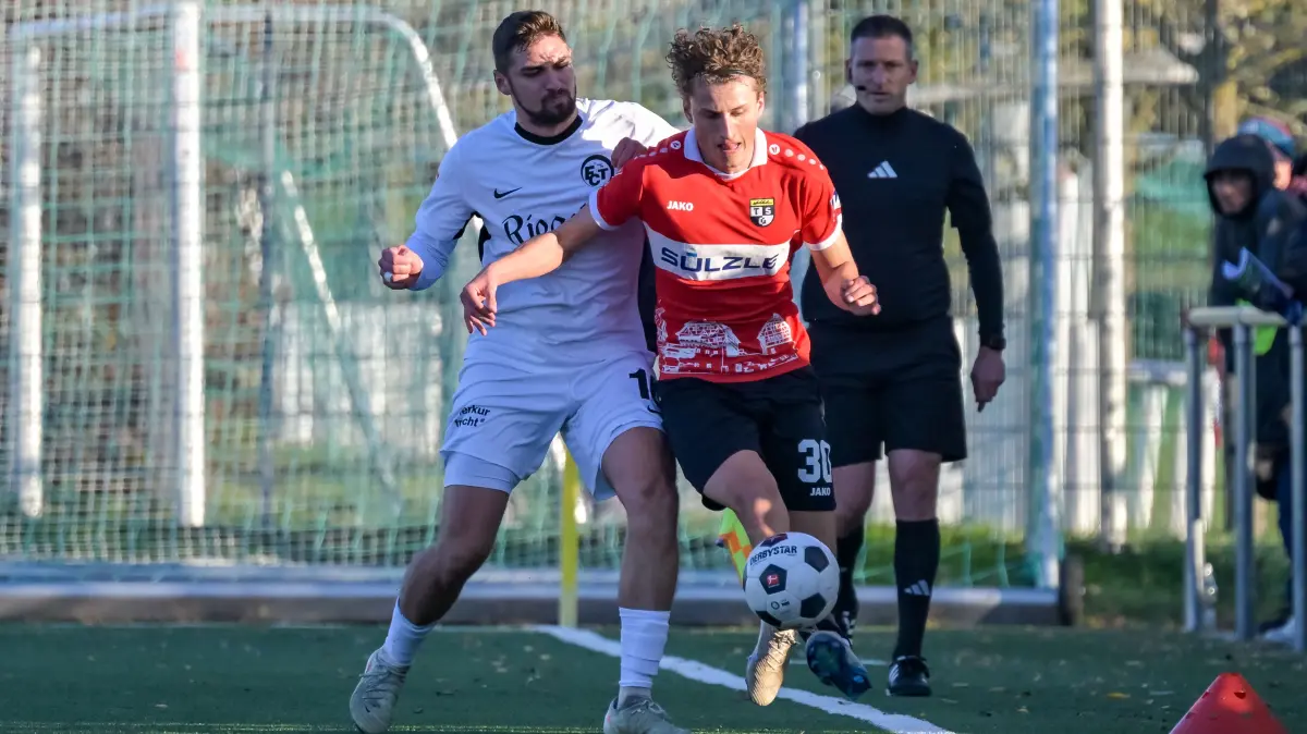 GER, FC Teningen vs. TSG Balingen, Fussball, Oberliga Baden-Wuerttemberg, 14. Spieltag, Spielzeit 2026/2027, 31.10.2026: Jonas Siegert (FC Teningen, #10), Henoch Grauer (TSG Balingen Fussball, #30) im Duell um den Ball.
GER, FC Teningen vs. TSG Balingen, Fussball, Oberliga Baden-Wuerttemberg, 14. Spieltag, Spielzeit 2026/2027, 31.10.2026
Foto: Eibner-Pressefoto/Thomas Hess