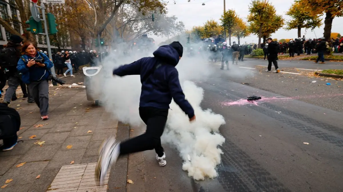Am Rande einer Demonstration der Initiative „Genz Z" in Köln fliegen Pyrotechnik und Böller.